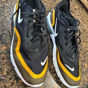 Nike Men's Black and Yellow Athletic Sneakers - gently loved